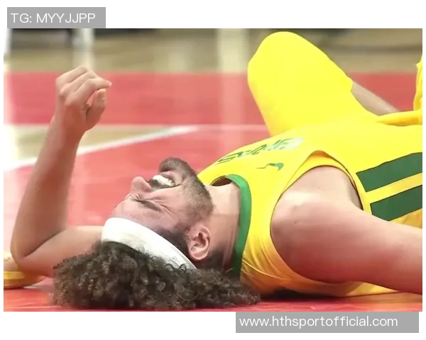 巴尔泰萨吉遭对手传中击中下体痛苦倒地引发球迷关注